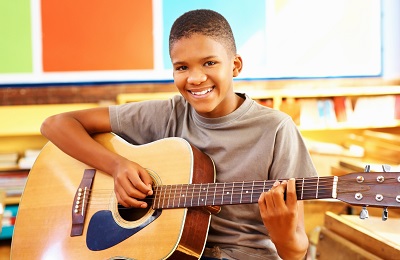 woman playing the guitar